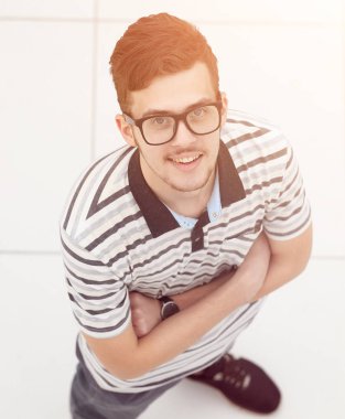 Kameraya bakarak gözlüklü top.successful genç adamdan görüntülemek