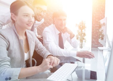 iş ekibi bir bilgisayar odasında çalışıyor