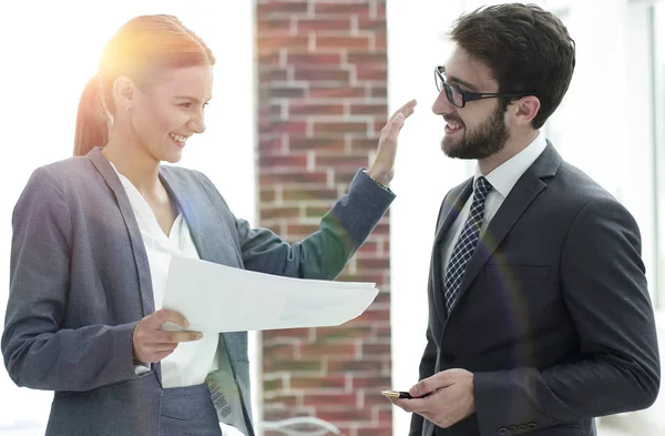 Deux jeunes chefs d'entreprise pour discuter des dossiers financiers — Photo