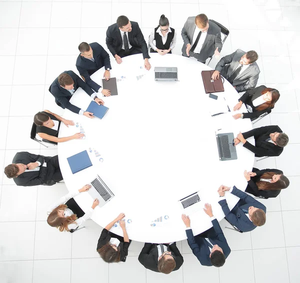 Widok ze szczytu zgromadzenia akcjonariuszy spółki przy okrągłym stole. — Zdjęcie stockowe
