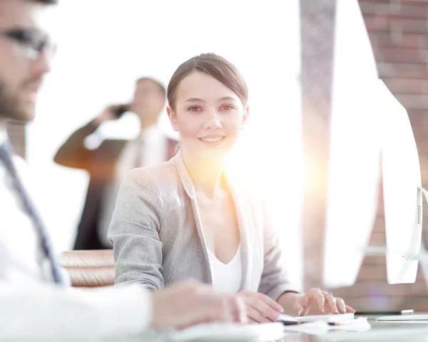 Joven mujer de negocios en el cargo — Foto de Stock