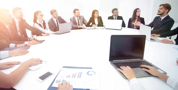 Reunião de acionistas da empresa na rodada - mesa . — Fotografia de Stock