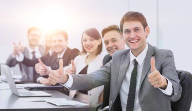 başparmak kadar gösteren başarılı bir iş takım