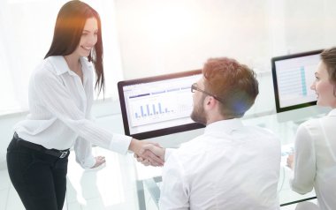 Çalışanlar birbirlerini masanın yakınında bir el sıkışma ile selamlıyorum