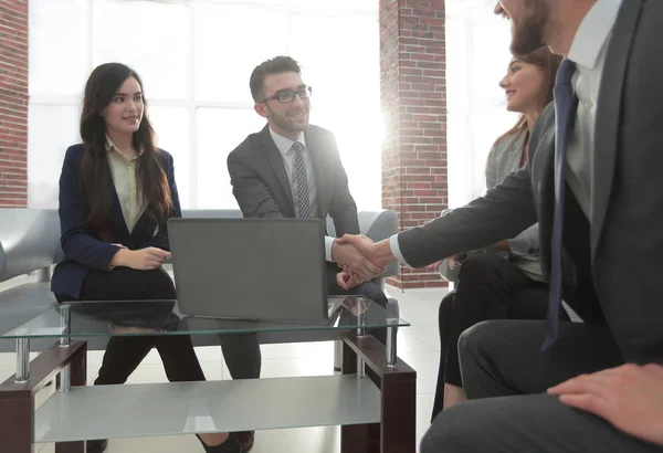 Grupo de empresarios wotking juntos en el cargo . — Foto de Stock