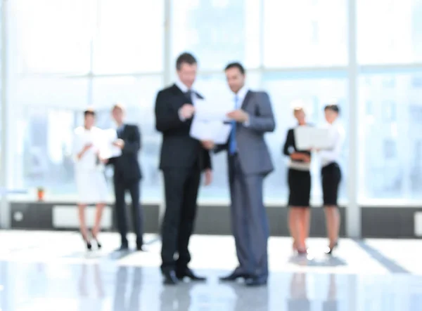 Business background.blurred image of business people standing in office. — Stock Photo, Image