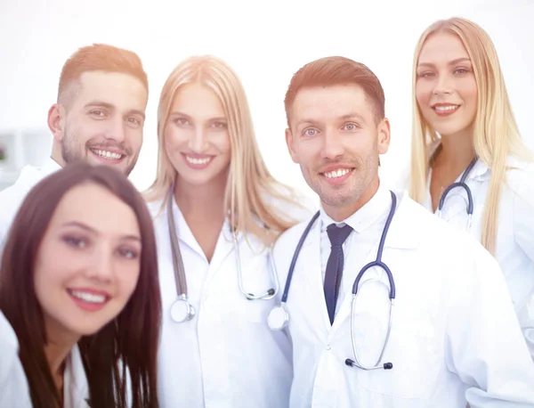 Портрет улыбающейся медицинской команды — стоковое фото