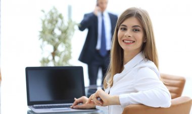 Kameraya bakarak arka view.female Yardımcısı.