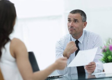 portre. Yöneticisi istemci ile sözleşmenin koşulları açıklar.