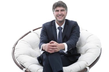 Başarılı bir iş adamı yumuşak bir rahat sandalyede oturur.