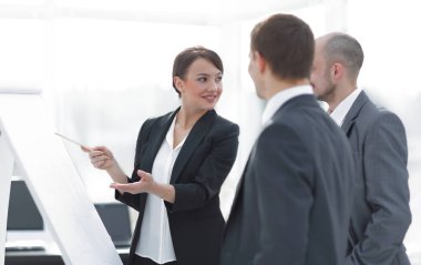 iş kadını iş takım bilgileri flipchart üzerinde gösterilen