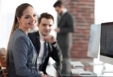 sorun kavramı. sinir bozucu kadın ofiste