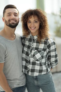 mutlu genç çift birbirlerine sarılıyor.