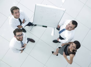 En baştan görüntüleyin. iş takım ayakta ofis salonunda