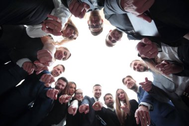 iş takım bir daire oluşturan ve kameraya işaret .