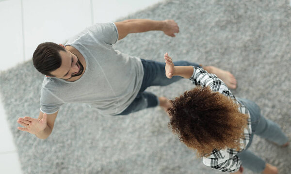 молодая пара дать друг другу пять в новой гостиной
