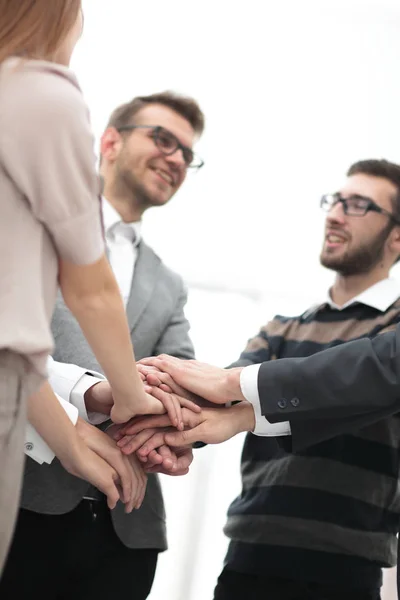Affärskollegor med händerna staplas tillsammans — Stockfoto