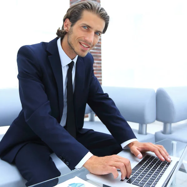 Homme d'affaires prospère travaillant dans son bureau . — Photo