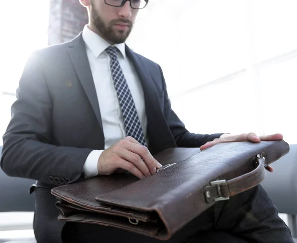 Hommes d'affaires main avec suitecase dans un bureau moderne — Photo