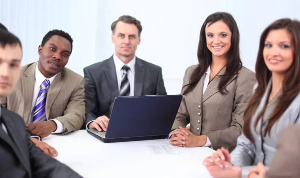 Affärsmannen och business team sitter vid skrivbord — Stockfoto