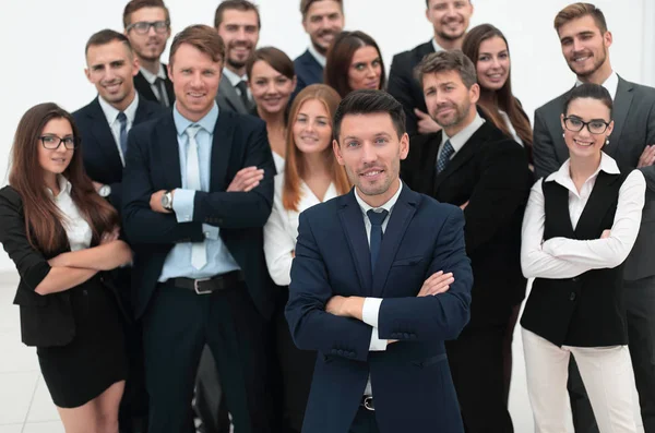 Líder em pé na frente de uma grande equipe de negócios — Fotografia de Stock