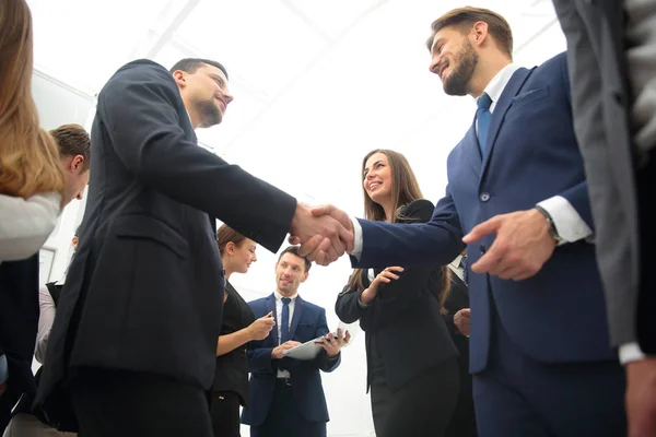 Concepto de negocio. bienvenida y apretón de manos de los socios comerciales —  Fotos de Stock