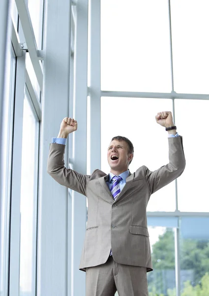 Gritando con alegre joven empresario levantó las manos . —  Fotos de Stock