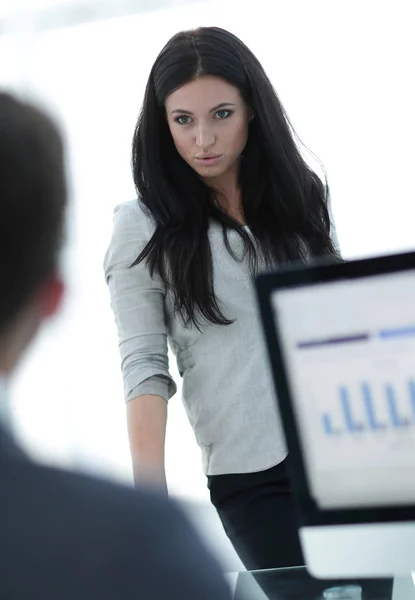 Mulher de negócios de sucesso em pé perto de uma mesa de trabalho — Fotografia de Stock