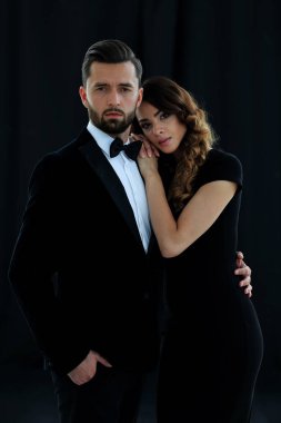 Zarif Çift Klasik giysileriyle geçen.