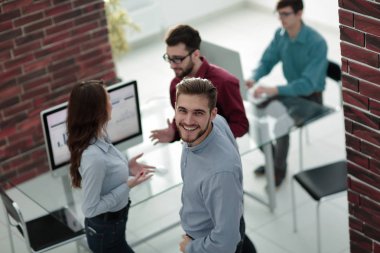 İş adamları modern o toplantıda, bir şey tartışmak