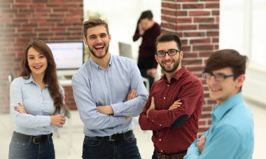 Mutlu gülümseyen iş adamları ofiste..
