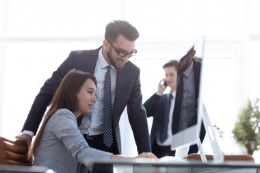 Müdür bir çalışanla konuşuyor.