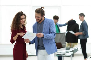 Moda tasarımcıları yeni fikirleri tartışıyor