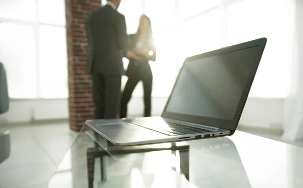 Mesa de espaço de trabalho funciona no escritório com um computador — Fotografia de Stock