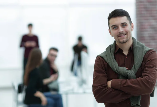 Confident young man in the background of the office. — Stock Photo, Image