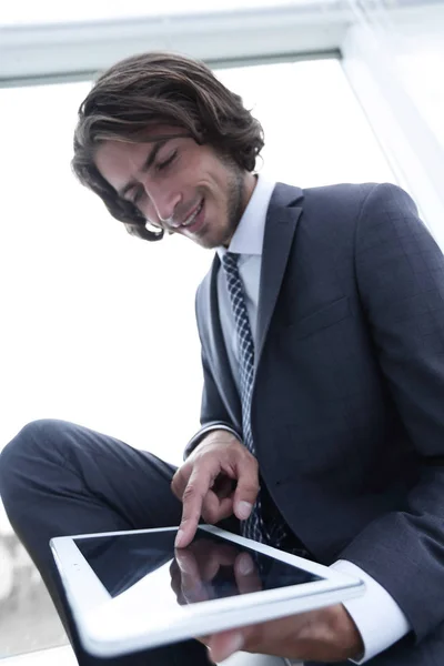 Retrato de empresário bem sucedido que trabalha no computador tablet . — Fotografia de Stock