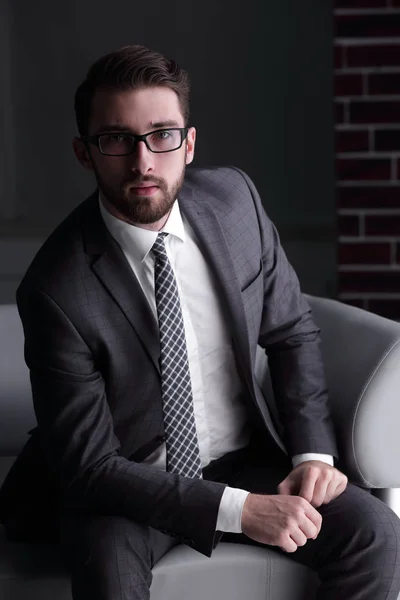 Retrato de un atractivo hombre de negocios con gafas — Foto de Stock