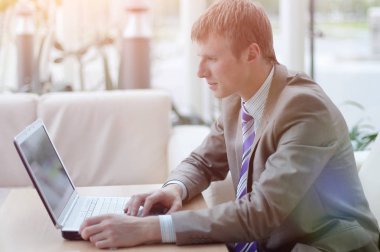 Genç çalışan bilgisayar monitörü gün içinde arıyorum