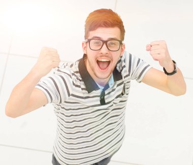 top.jubilant genç adam kameraya bakan görünümden closeup.The.