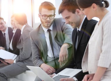 Brifingden önce meslektaşları ile çalışan