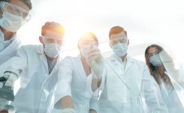 bilim adamları test tüpleri ve laboratuar mikroskobu ile çalışma