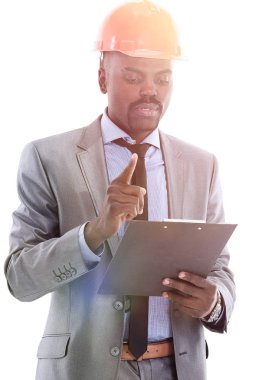 Afrikalı-Amerikalı mühendis bir üzerinde beyaz arka plan