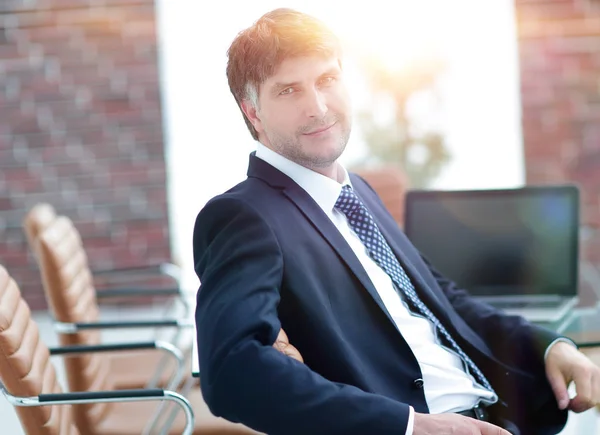 Senior manager sitting at the desk — Stock Photo, Image