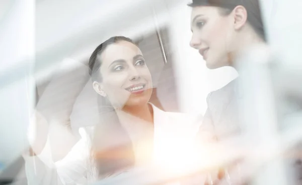 Hinter der Glas.Kollegen sitzen am Schreibtisch — Stockfoto