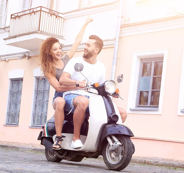 Largura completa vista lateral de feliz pareja montando en moto retro —  Fotos de Stock
