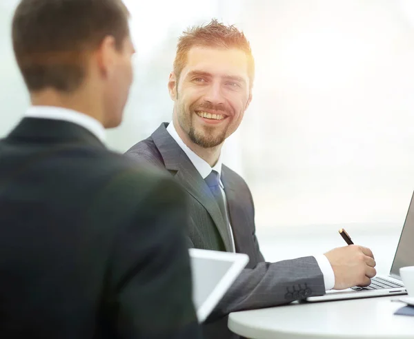 Closeup.business partners discutiendo temas de negocios — Foto de Stock