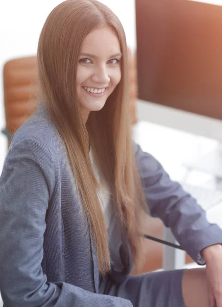 Werknemer van de vrouwelijke vestiging zit aan een bureau — Stockfoto