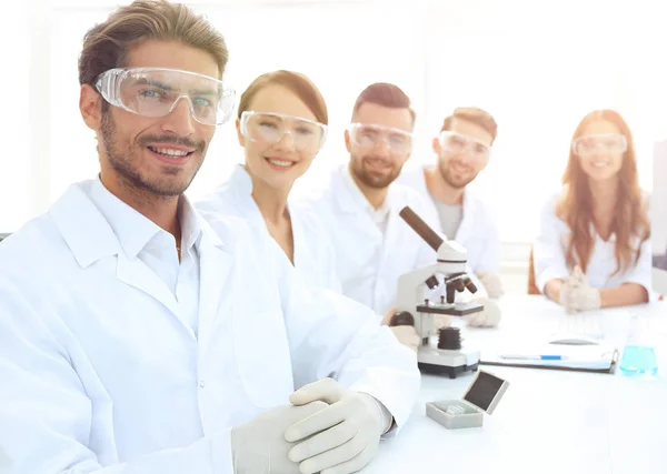 Scienziato maschio e la squadra in laboratorio . — Foto Stock
