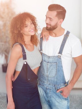 güzel genç çift ayakta yeni bir daire içinde. Fotoğraf alan bir kopyası vardır