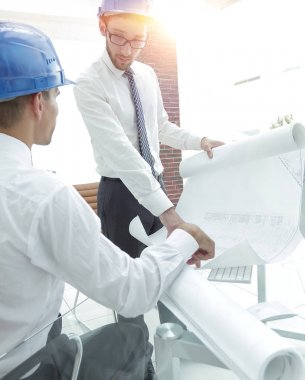 Mimar ve mühendis, bir bina proje düşünüyor